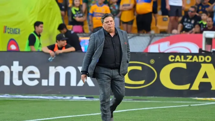 'Piojo' Herrera hace labor de reportero y entrevista a André Jardine