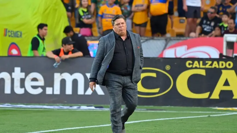 'Piojo' Herrera hace labor de reportero y entrevista a André Jardine
