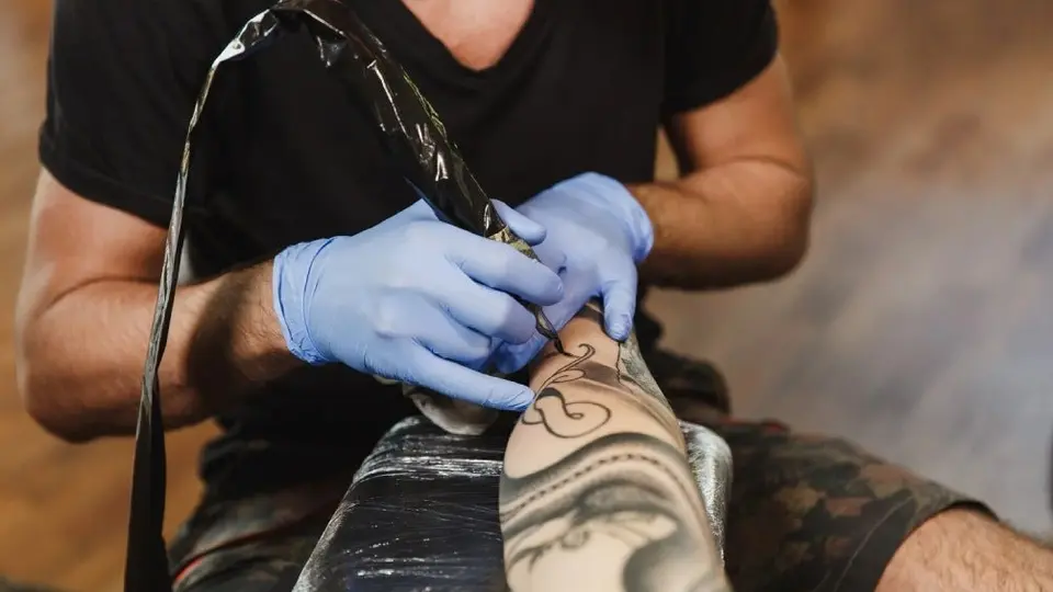 ¿Te gustan los tatuajes? Ofrecen clases gratis en CDMX para aprender a tatuar