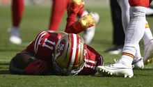 ¡Día para el olvido! Brandon Aiyuk salió lesionado de la rodiall en la derrota ante Chiefs