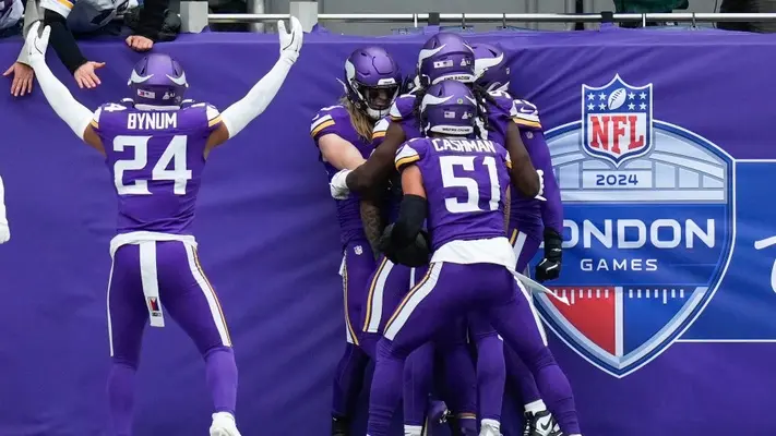 Defensiva de los Vikings festeja intercepción con el saludo de 'Juego de Gemelas'