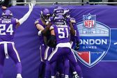 Defensiva de los Vikings festeja intercepción con el saludo de 'Juego de Gemelas'