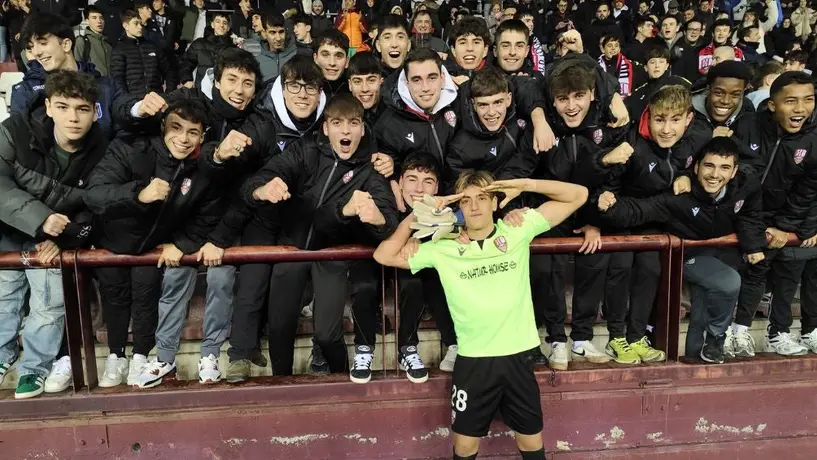 Pol Arnau, defensa del Logroñés, terminó de arquero en los penales para eliminar al Girona