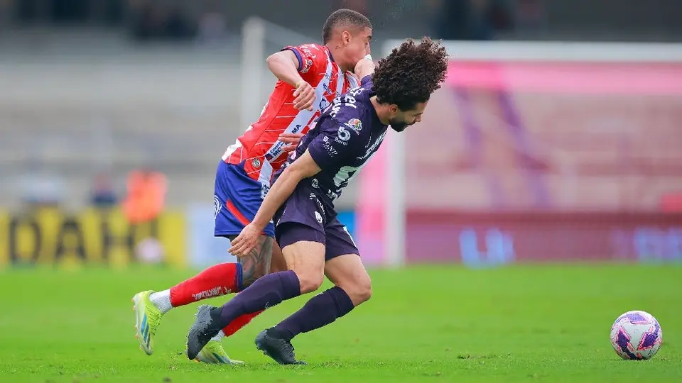 Pumas pierde al Chino Huerta para el duelo ante Rayados por acumulación de tarjetas