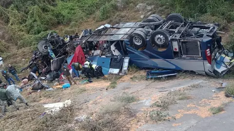 A trailer se le desprende segunda caja e impacta a camión de pasajeros en Zacatecas