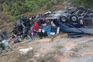 A trailer se le desprende segunda caja e impacta a camión de pasajeros en Zacatecas