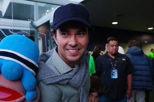 ‘Checo’ Pérez celebra Tricampeonato de América en palco con Emilio Azcárraga