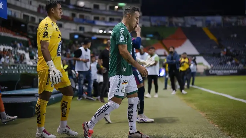 Jugadores del León trataron de impedir retiro de Andrés Guardado