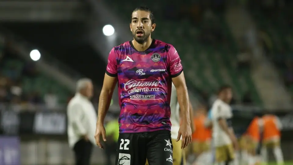 ¡No le gustó salir! Rodolfo Pizarro hizo berrinche tras ser sustituido ante Pumas