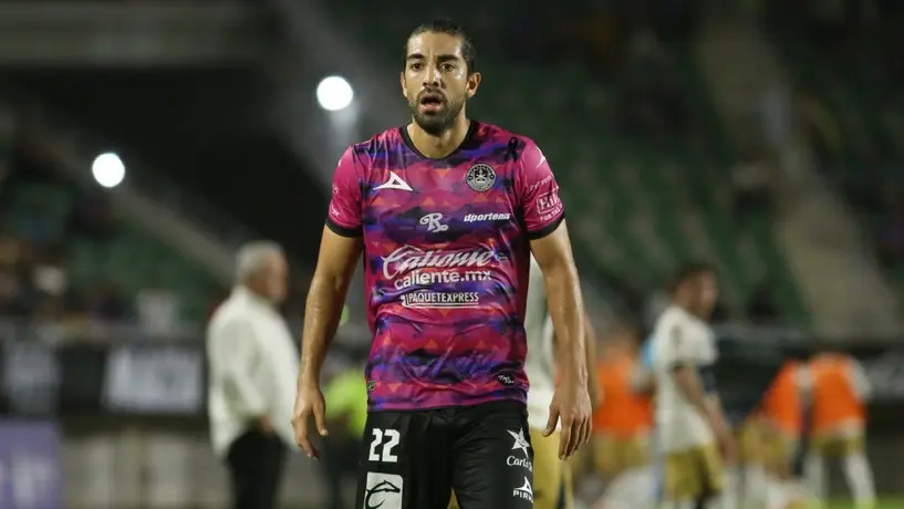 ¡No le gustó salir! Rodolfo Pizarro hizo berrinche tras ser sustituido ante Pumas