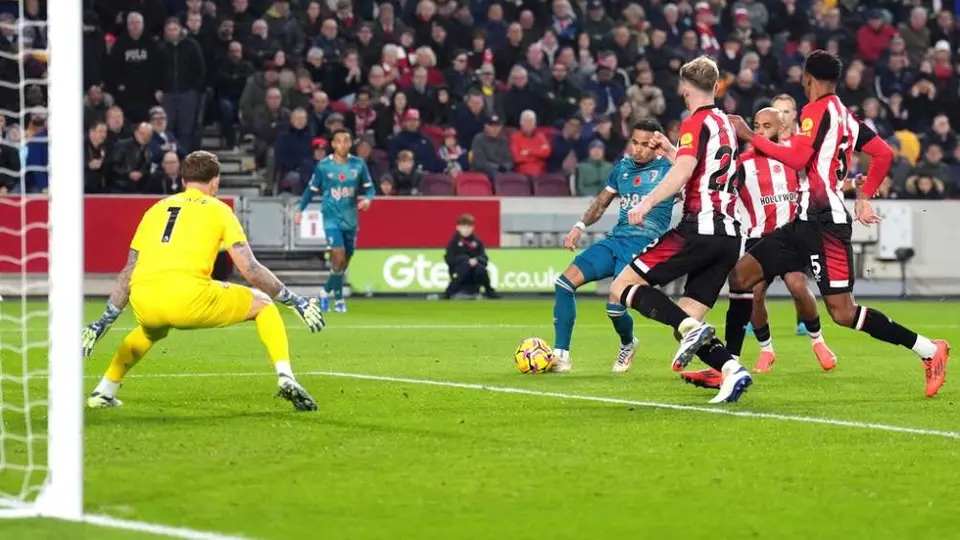 Con Julián Araujo en la banca, Bournemouth cayó en su visita a Brentford