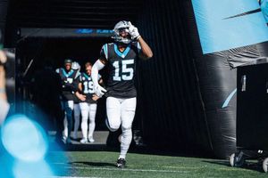 Cowboys adquieren a Jonathan Mingo, receptor abierto de los Panthers