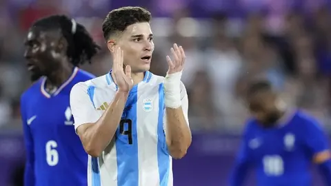 Atlético de Madrid rebautizó a Julián Álvarez y dejó ‘insatisfechos’ a aficionados colchoneros