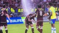 Polémica en el Venezuela vs Brasil; Aspersores se prenden en los minutos finales