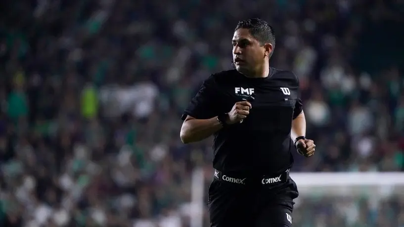 Comisión de Arbitraje revela los audios del VAR tras jugada polémica en el León vs Chivas