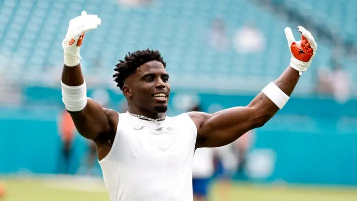 Policía que esposó a Tyreek Hill es investigado y separado de su cargo