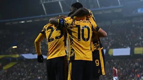 Inter de Milan vence al Praga en Champions y se acerca a los Octavos de Final