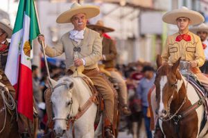 Muere adulto mayor tras caer de un caballo y ser aplastado en el Desfile de la Revolución Mexicana