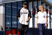Lewis Hamilton visitó a los Denver Broncos previo al juego ante los Raiders