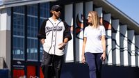Lewis Hamilton visitó a los Denver Broncos previo al juego ante los Raiders