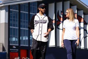 Lewis Hamilton visitó a los Denver Broncos previo al juego ante los Raiders