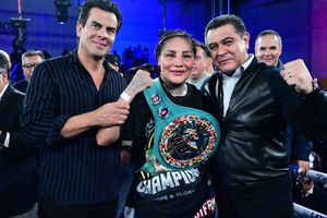 'Barby' Juárez derrota a Paola Rincón y le pone fecha a su retiro