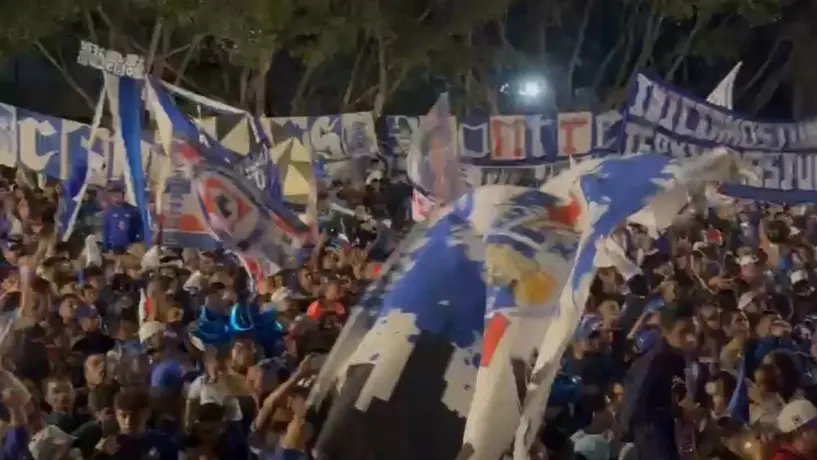 Afición de Cruz Azul realiza serenata al equipo y lanza mensaje a América: "Falso campeón"