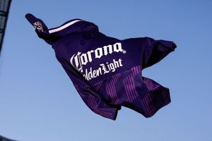 Comienza la fiesta mundialista rumbo a 2026 con el Juego de Leyendas y Corona Golden Light