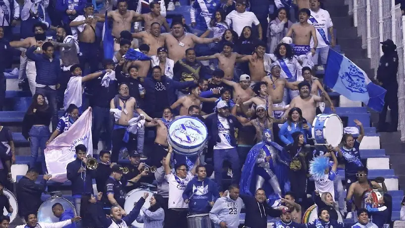¡Inaceptable! Aficionados de Chivas desatan violencia contra poblano en el Cuauhtémoc
