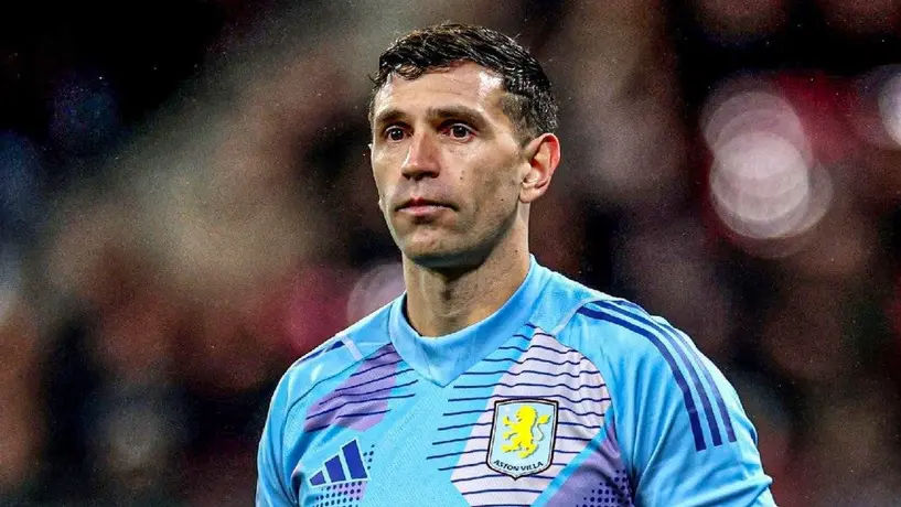 'Dibu' Martínez y la defensa del Aston Villa cometen error y regalan gol en la Champions League