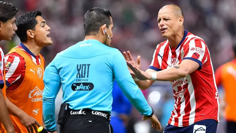 Chicharito insultó al cuerpo arbitral en el Chivas vs Atlas: "Malinchistas de mier..."