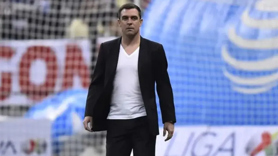 Pablo Guede se acerca al banquillo de la Franja del Puebla