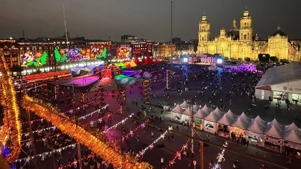 El Zócalo de la CDMX se ilumina entre nochebuenas, piñatas y adornos navideños llenos de miles de luces