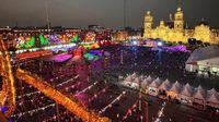 El Zócalo de la CDMX se ilumina entre nochebuenas, piñatas y adornos navideños llenos de miles de luces