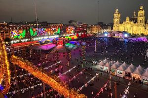 El Zócalo de la CDMX se ilumina entre nochebuenas, piñatas y adornos navideños llenos de miles de luces