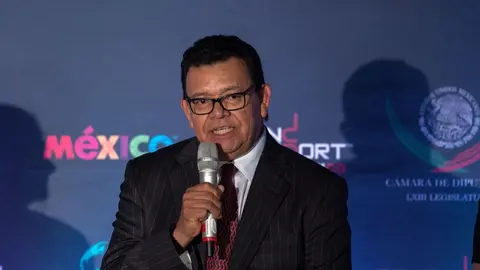 Mauricio Sulaimán desea pronta recuperación de Fernando 'Toro' Valenzuela