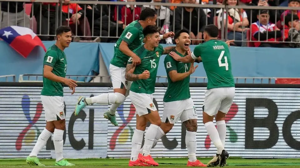 Narrador boliviano rompe en llanto tras la victoria de su país ante Chile