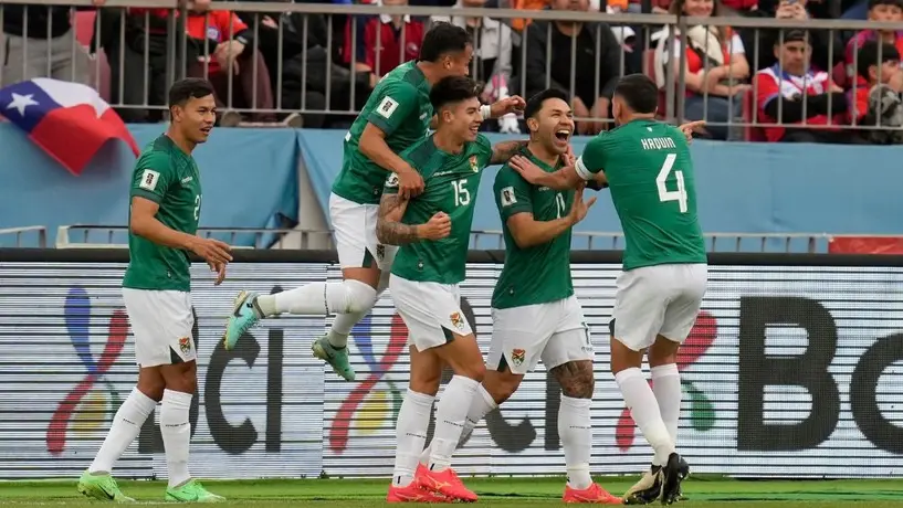 Narrador boliviano rompe en llanto tras la victoria de su país ante Chile
