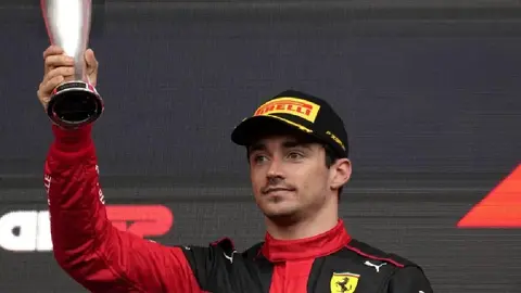 Brad Pitt aparece y le ‘roba’ reflectores a Charles Leclerc en el Gran Premio de Abu Dhabi