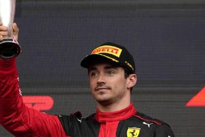 Brad Pitt aparece y le ‘roba’ reflectores a Charles Leclerc en el Gran Premio de Abu Dhabi