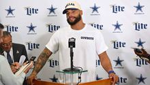 Dak Prescott revela que sus compañeros esperan regalos tras su extensión de contrato