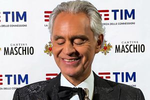 Andrea Bocelli revela que el futbol le quitó la vista por accidente