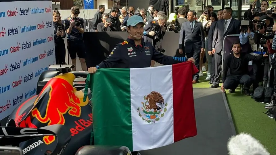 Checo Pérez no piensa si está a la altura del 'Toro' Valenzuela, JC Chávez y Hugo Sánchez