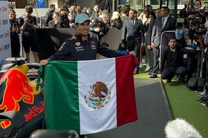 Checo Pérez no piensa si está a la altura del 'Toro' Valenzuela, JC Chávez y Hugo Sánchez