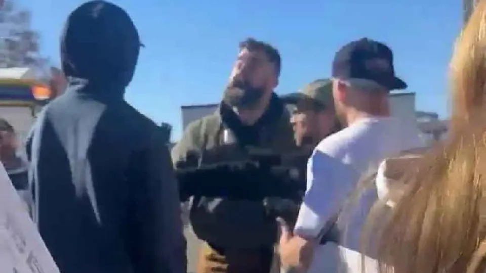 Jason Kelce rompe el celular de un fanático tras insulto homofóbico contra su hermano Travis