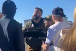 Jason Kelce rompe el celular de un fanático tras insulto homofóbico contra su hermano Travis