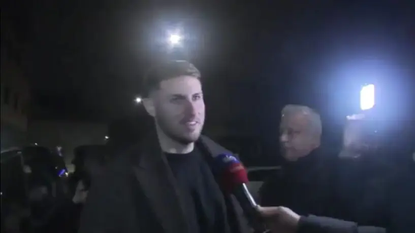 Santiago Giménez desata locura entre aficionados en su llegada a Milán