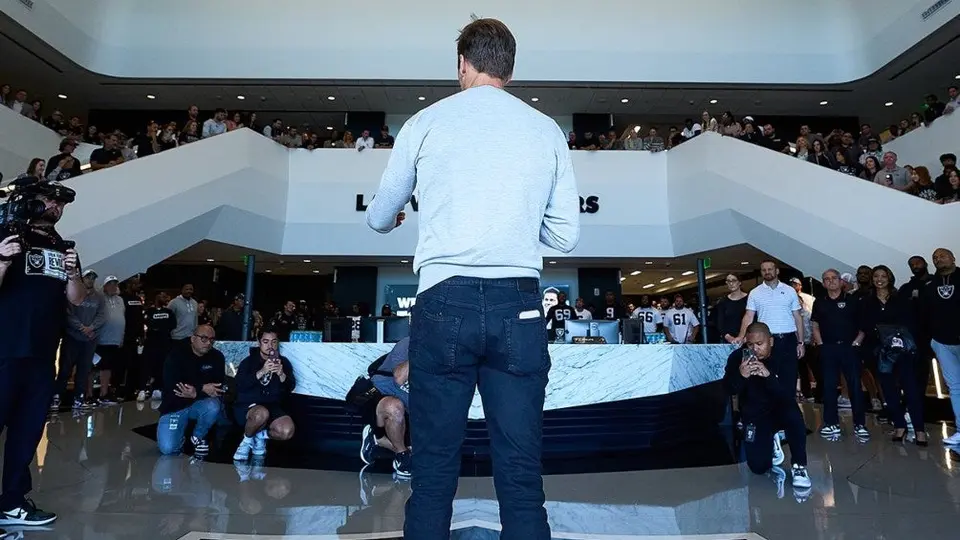 El emotivo recibimiento de Tom Brady en Las Vegas como nuevo propietario de los Raiders