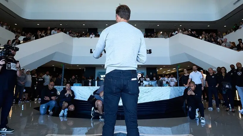 El emotivo recibimiento de Tom Brady en Las Vegas como nuevo propietario de los Raiders