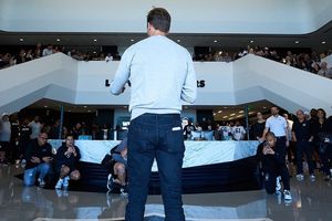 El emotivo recibimiento de Tom Brady en Las Vegas como nuevo propietario de los Raiders